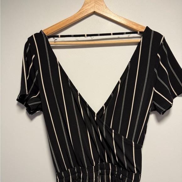 Express Black & White Pin Striped Jumpsuit | size MEDIUM - Picture 5 of 9